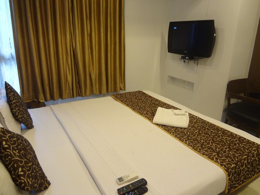 Hotel Adi Nagpur Bagian luar foto