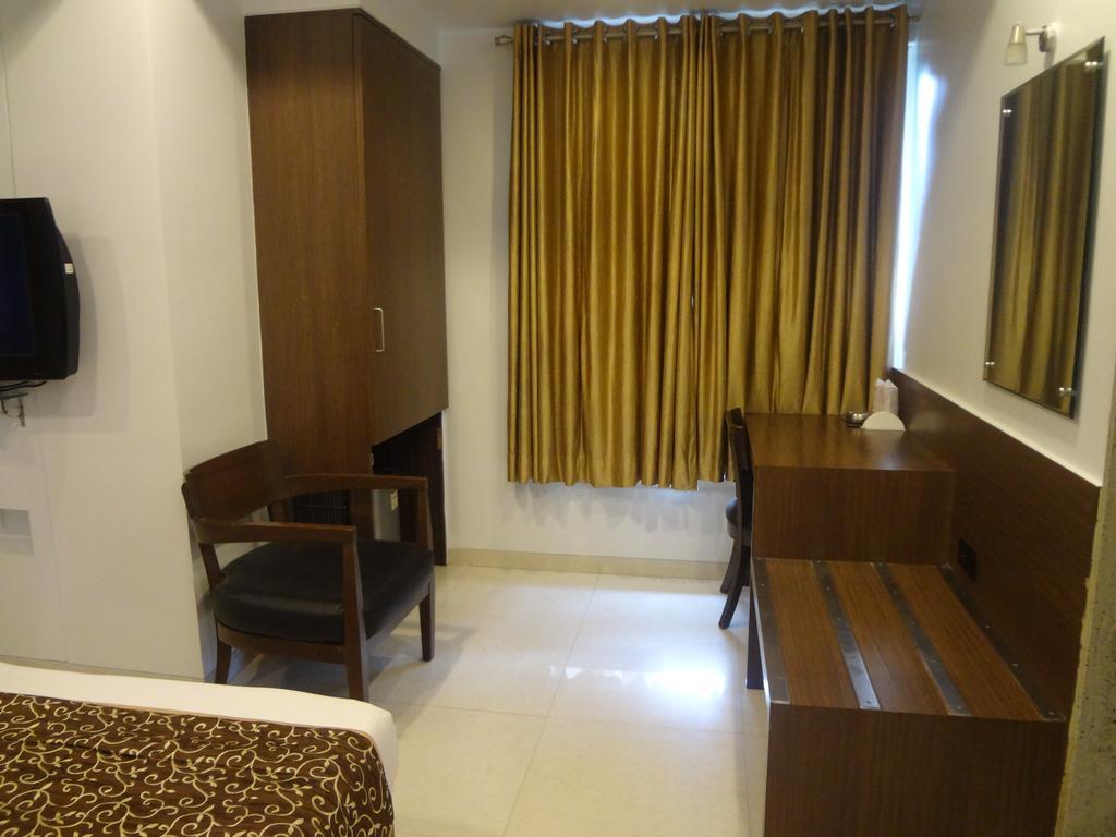 Hotel Adi Nagpur Bagian luar foto