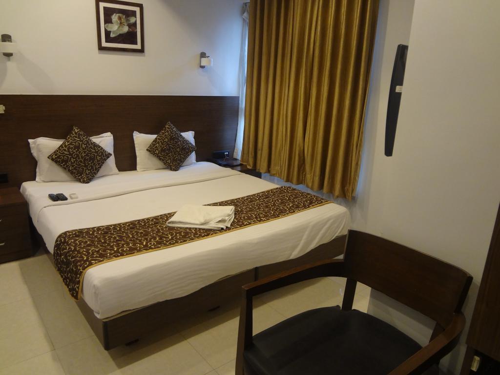 Hotel Adi Nagpur Bagian luar foto