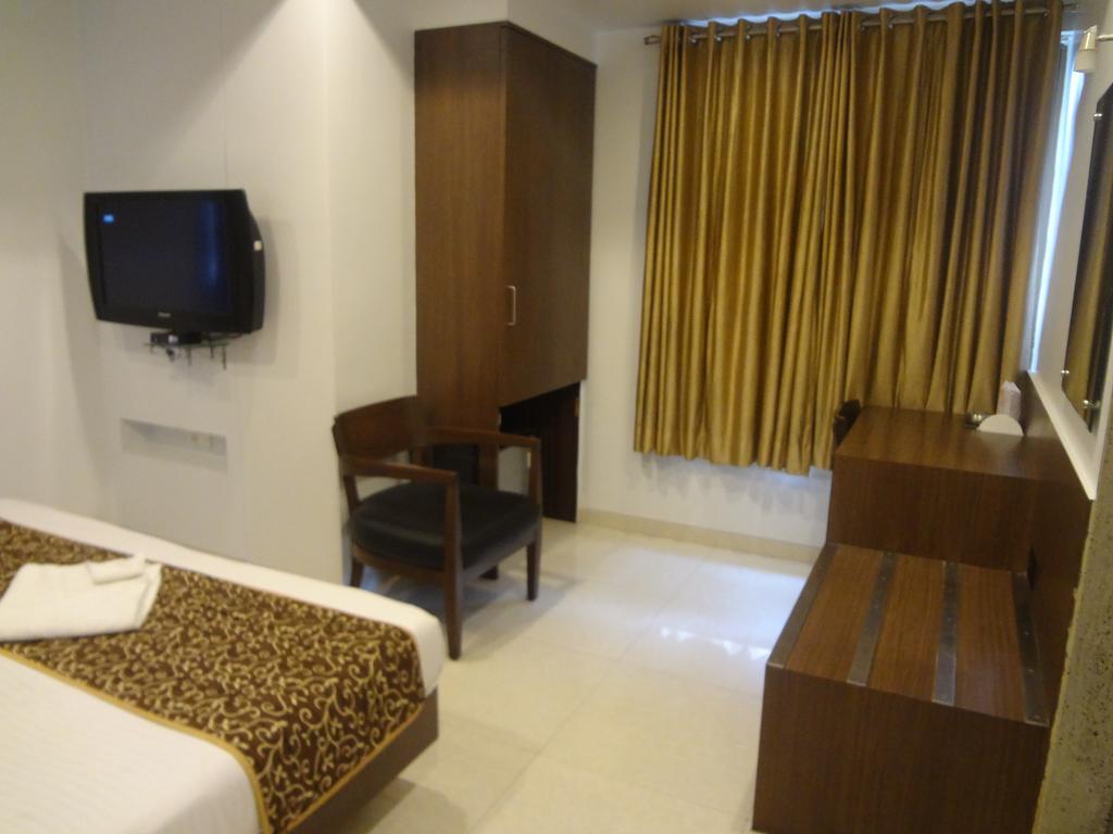 Hotel Adi Nagpur Bagian luar foto