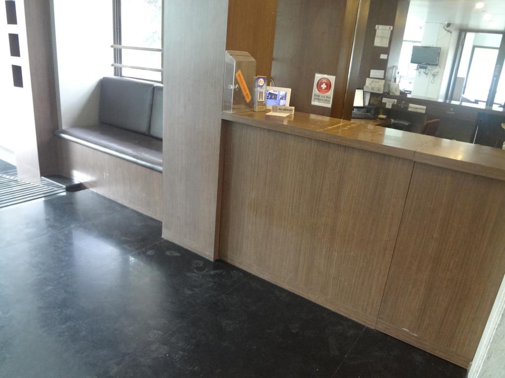 Hotel Adi Nagpur Bagian luar foto