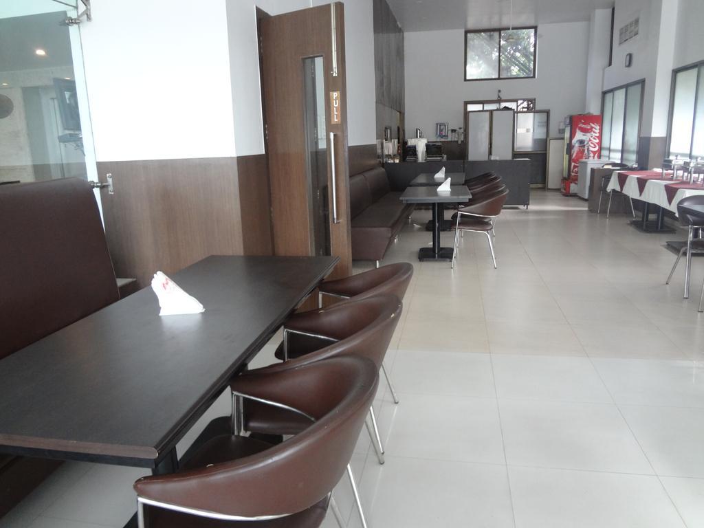 Hotel Adi Nagpur Bagian luar foto