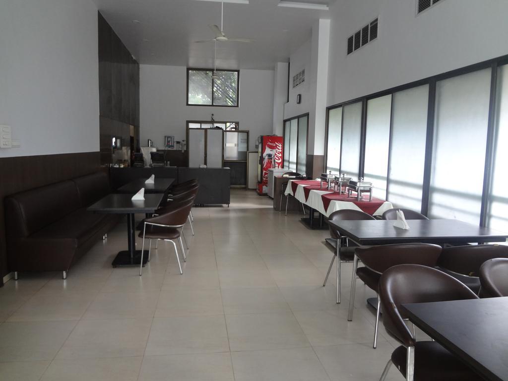 Hotel Adi Nagpur Bagian luar foto