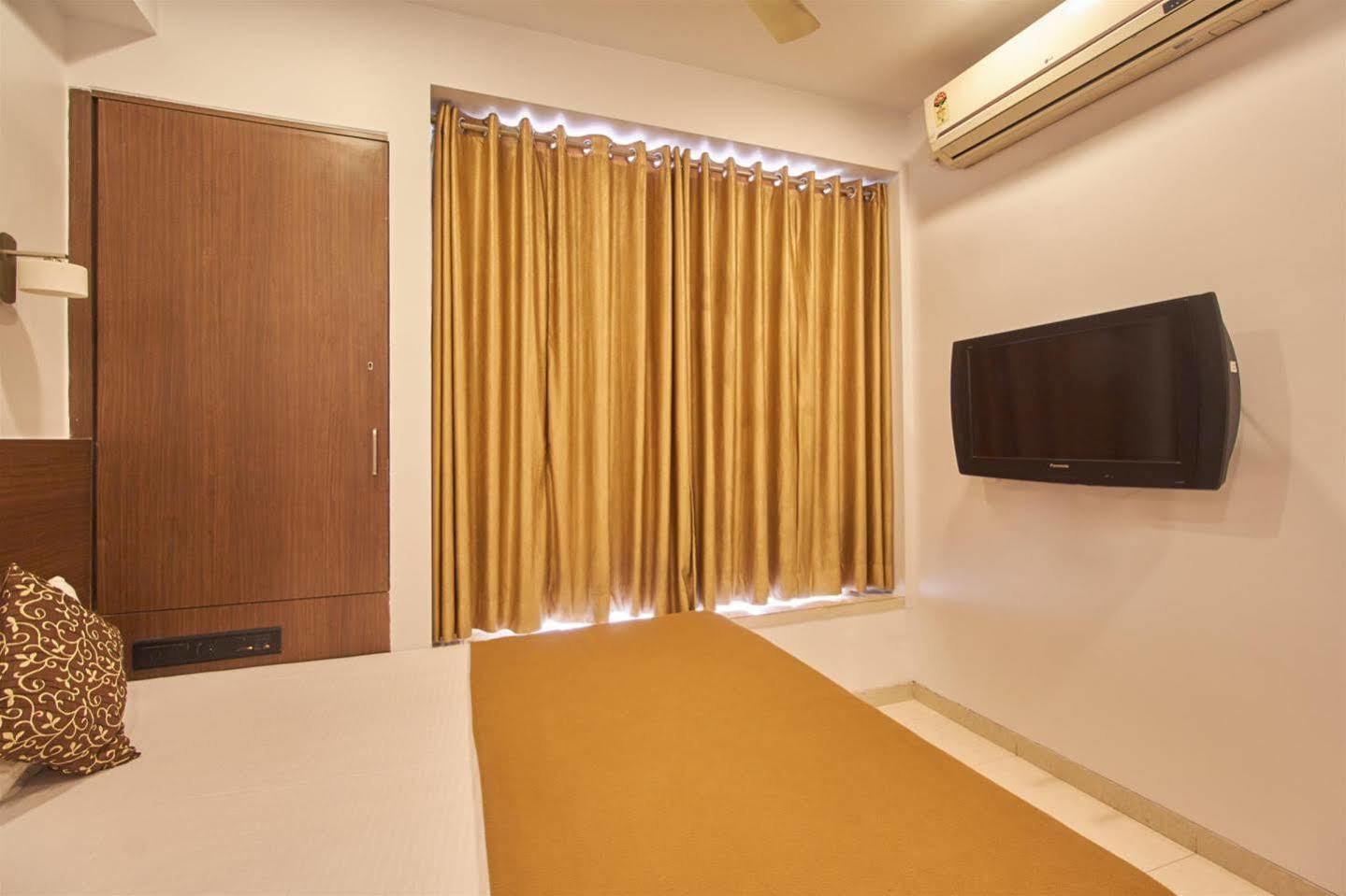 Hotel Adi Nagpur Bagian luar foto