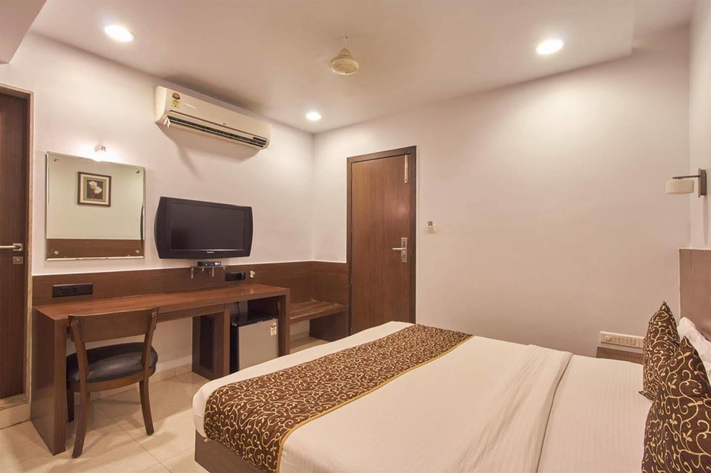 Hotel Adi Nagpur Bagian luar foto